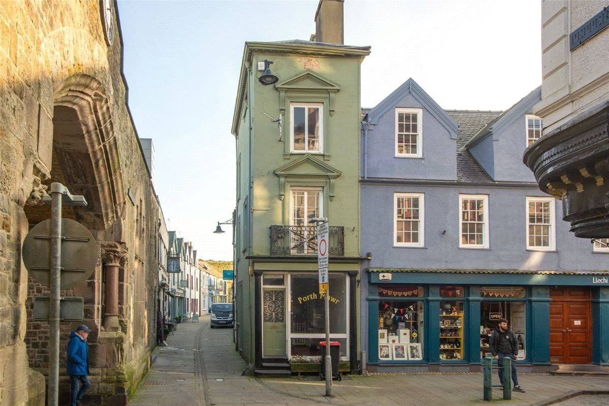 42 High Street, Caernarfon, Gwynedd, LL55 1RH