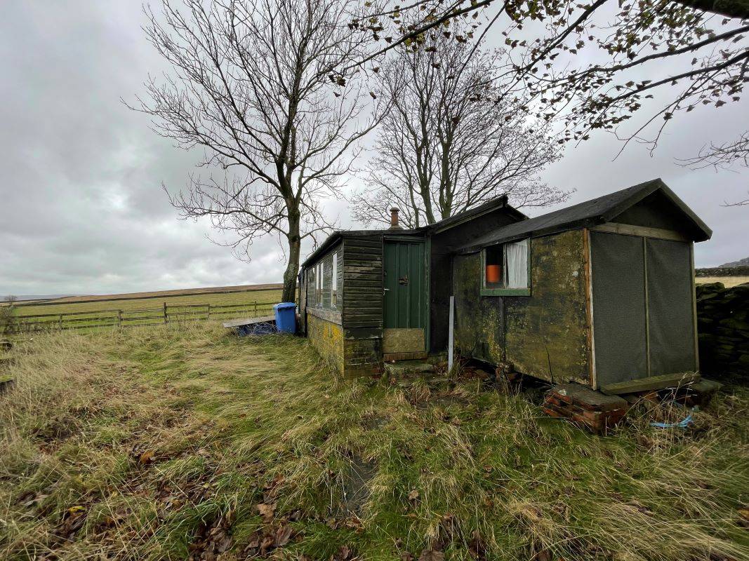 Chalet 1 Overstones Farm, Hope Valley, Derbyshire, S32 1BR