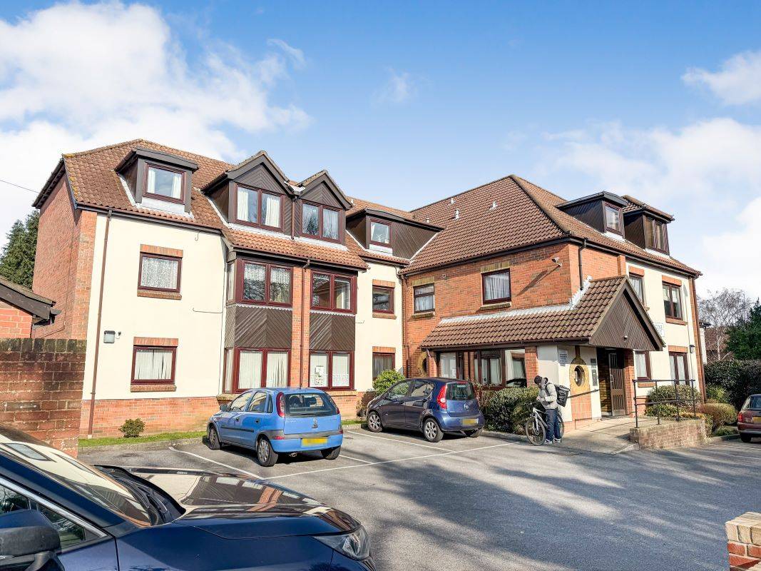 Flat 16 Justine Court, 527 Bitterne Road East, Southampton, Hampshire, SO18 5BQ