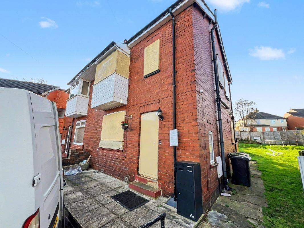 8 Moorcrest Road, Huddersfield, West Yorkshire, HD4 5PT