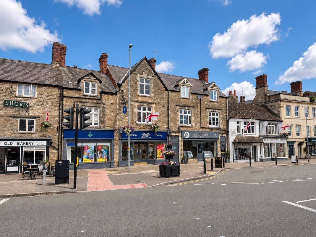 Flat 3 44 Market Place, Brackley, Northamptonshire, NN13 7DP