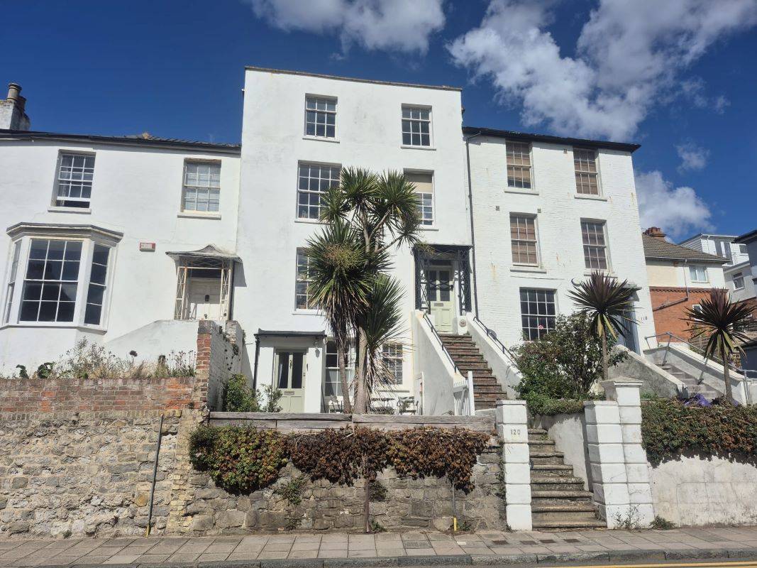 Flat 4, Belmont House 120 Sandgate High Street, Folkestone, Kent, CT20 3BZ