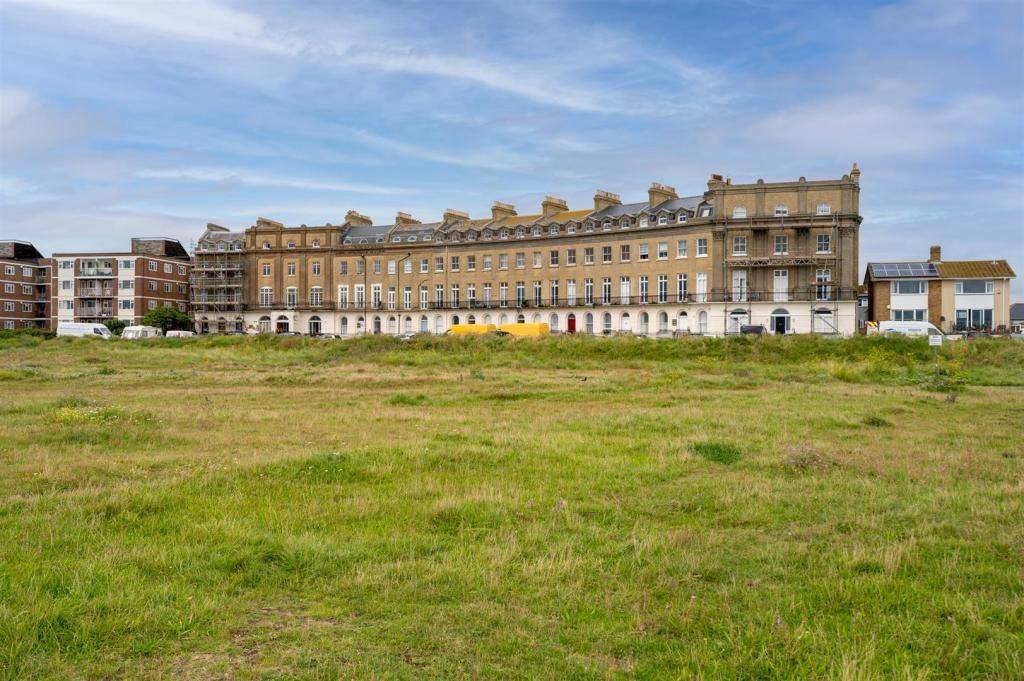 Flat 5, 49 Norfolk Crescent, Hayling Island, Hampshire, PO11 0AN